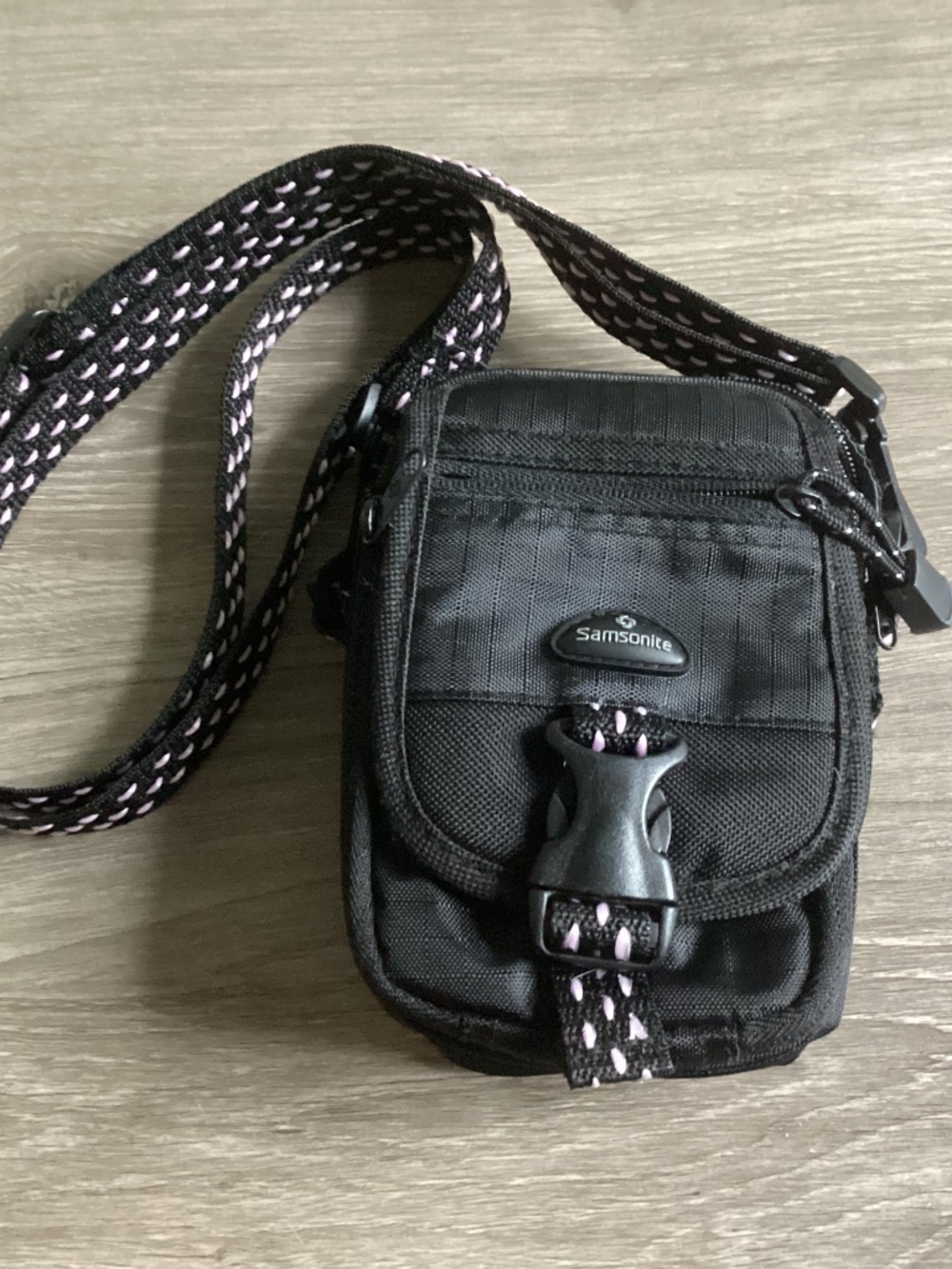 Samsonite Small Padded Crossbody Camera Bag Adjustable Strap Black Pink Threadin